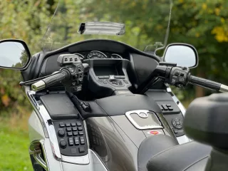 882 (8)